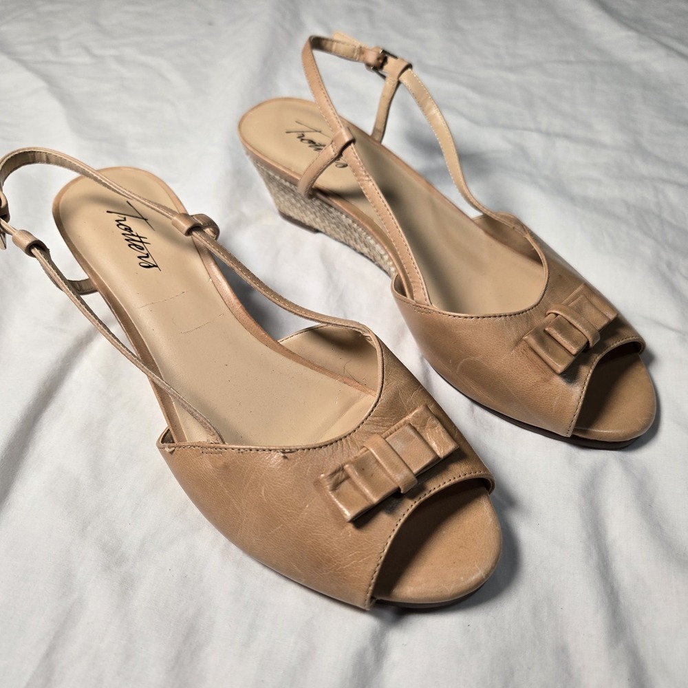 Trotters Peep Toe Sling Back Beige  Leather Wedge 8W Adjustable‎ Strap NWOB